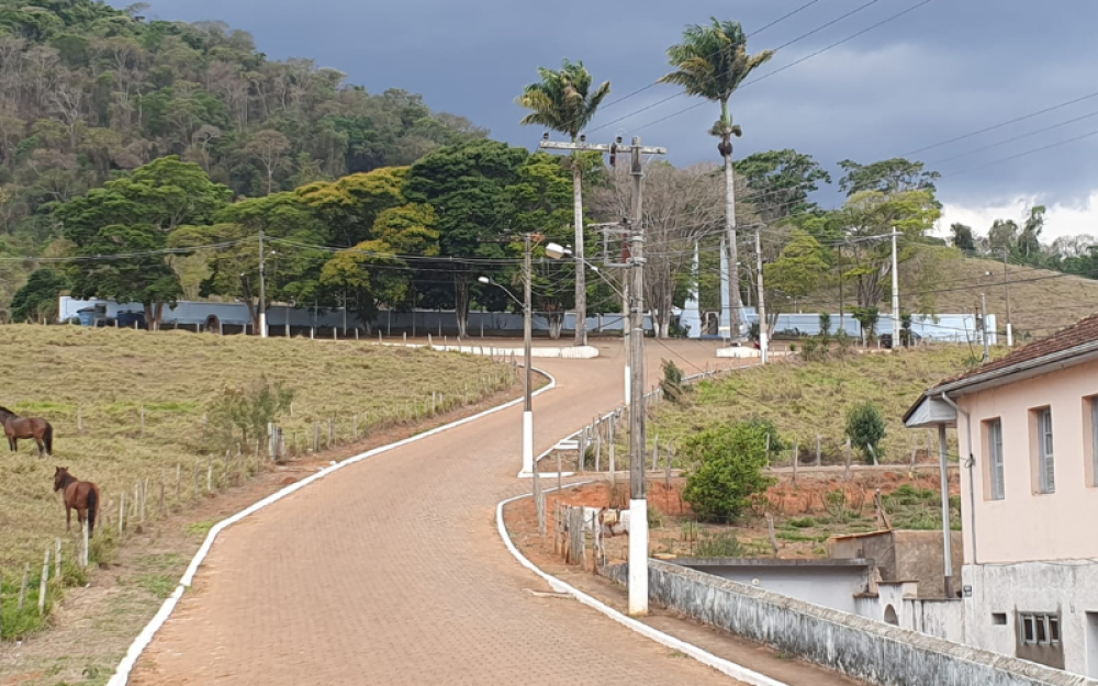Governo Municipal realiza manutenção do Cemitério Municipal.